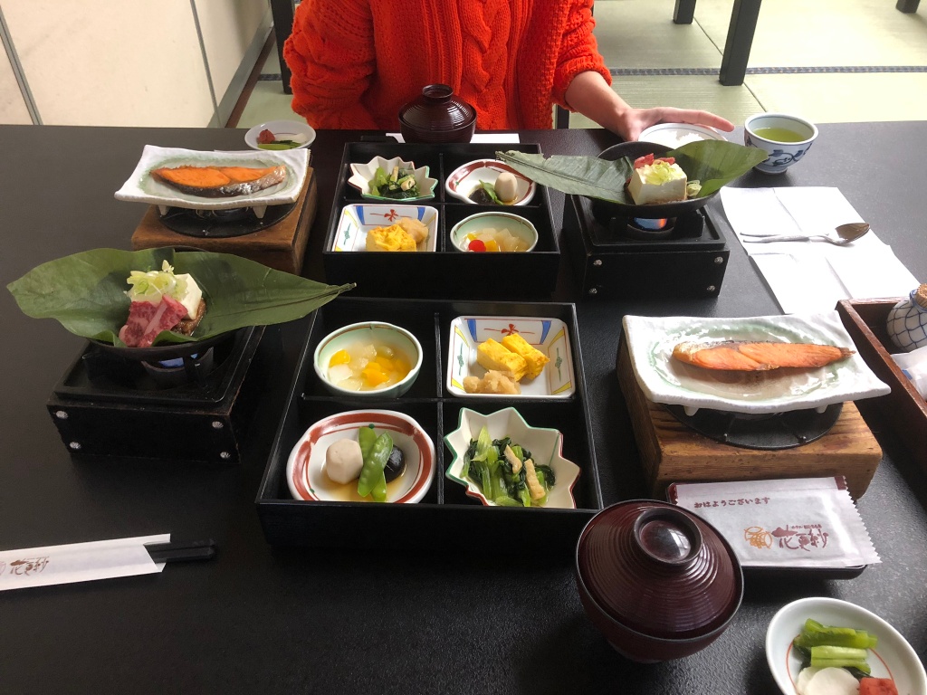 Traditioneel Japans ontbijt in Ryokan, Nakasendo route